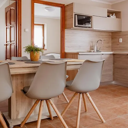 Kotyogó Apartmanok, *