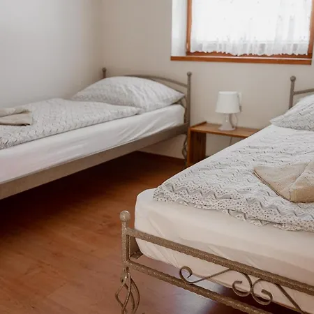 Kotyogó Apartmanok, *